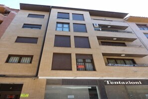 A multi-story building with a storefront labeled 'Tentazioni' at the ground level. - Bilbilis de Mundobriga (Calatayud)