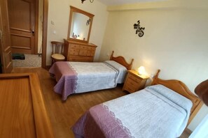 Cribs/infant beds