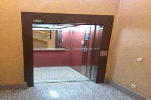 An elevator with a metallic door and a control panel on the wall. - Bilbilis de Mundobriga (Calatayud)