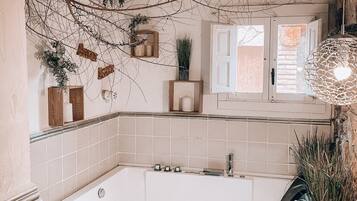 Een douche, een haardroger, handdoeken
