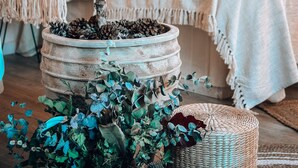 A bedroom with a bed, a headboard, a potted tree, and a woven basket. - Apartment 'Suite Romántica' with Mountain View, Wi-Fi and Air Conditioning (Canyelles)