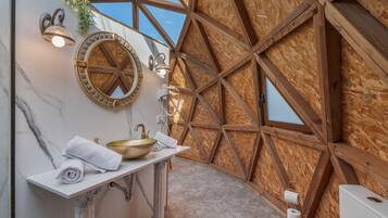 Een douche, handdoeken