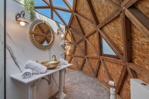 Een douche, handdoeken