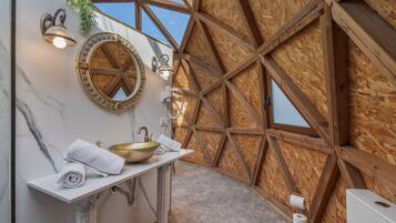 Een douche, handdoeken