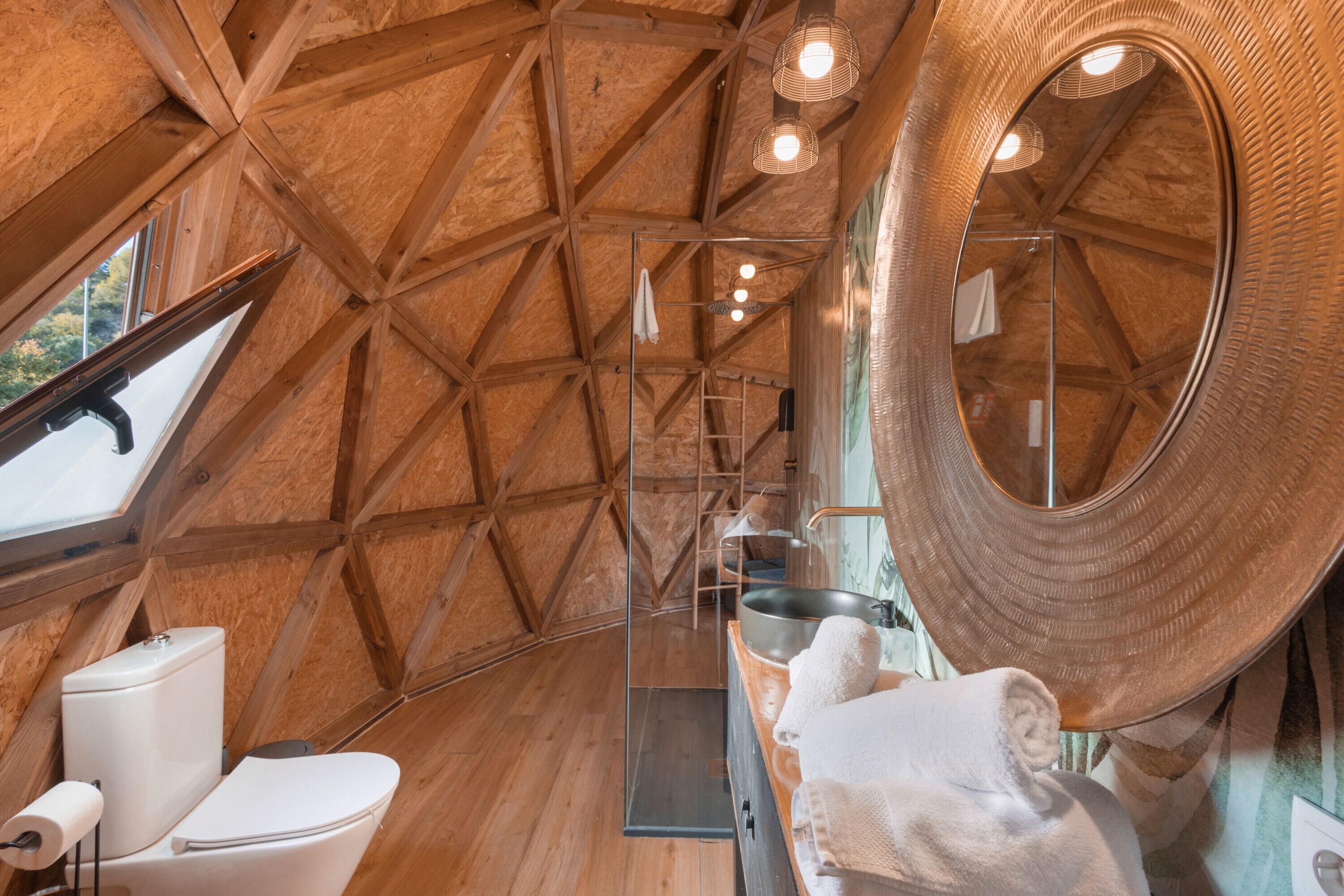 Douche, sèche-cheveux, serviettes fournies