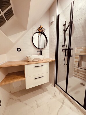 Shower, hair dryer, towels, soap - URBAN Jungle • Downtown escape (Rouen)