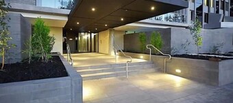 A Comfy Albert Park Apt Next to Grand Prix Circuit