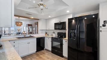 Geladeira, micro-ondas, fogão, cooktop