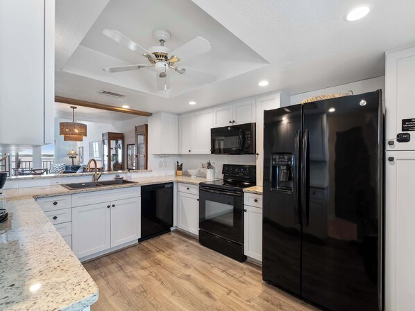 Geladeira, micro-ondas, fogão, cooktop