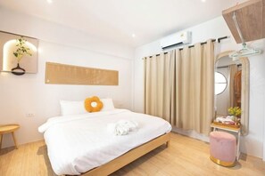 A hotel room with a bed, a bedside table, a mirror, and a window with curtains. - De Beach pool villa. New Villa 3 min walk from the beach 5 rooms (Pattaya)