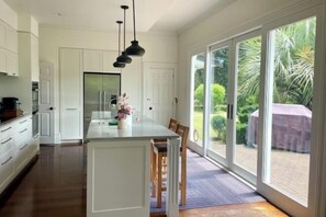 Private kitchen - Winter Fun - Spa, Pinball, Billiard and More (Kumeu)