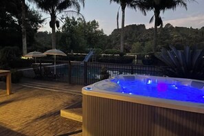 Property amenity - Winter Fun - Spa, Pinball, Billiard and More (Kumeu)