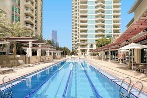 Outdoor pool - bnbme 5 min -> Marina Walk, 10 min -> Yatch Club (Dubai)