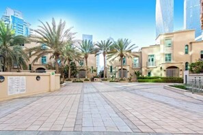 Property grounds - bnbme Dubai Marina: Quiet Patio Oasis (Dubai)