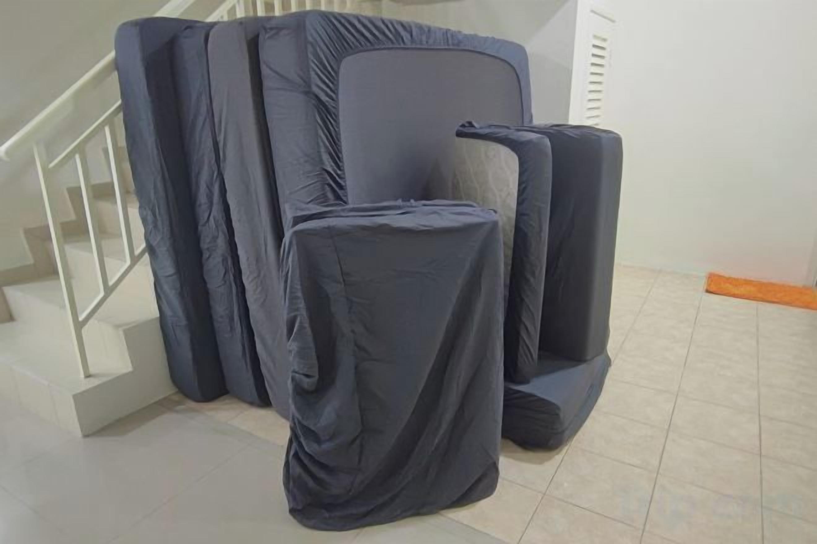 Una escalera con barandilla y peldaños.