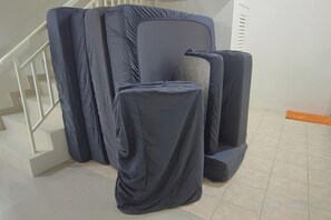 Una escalera con barandilla y peldaños.