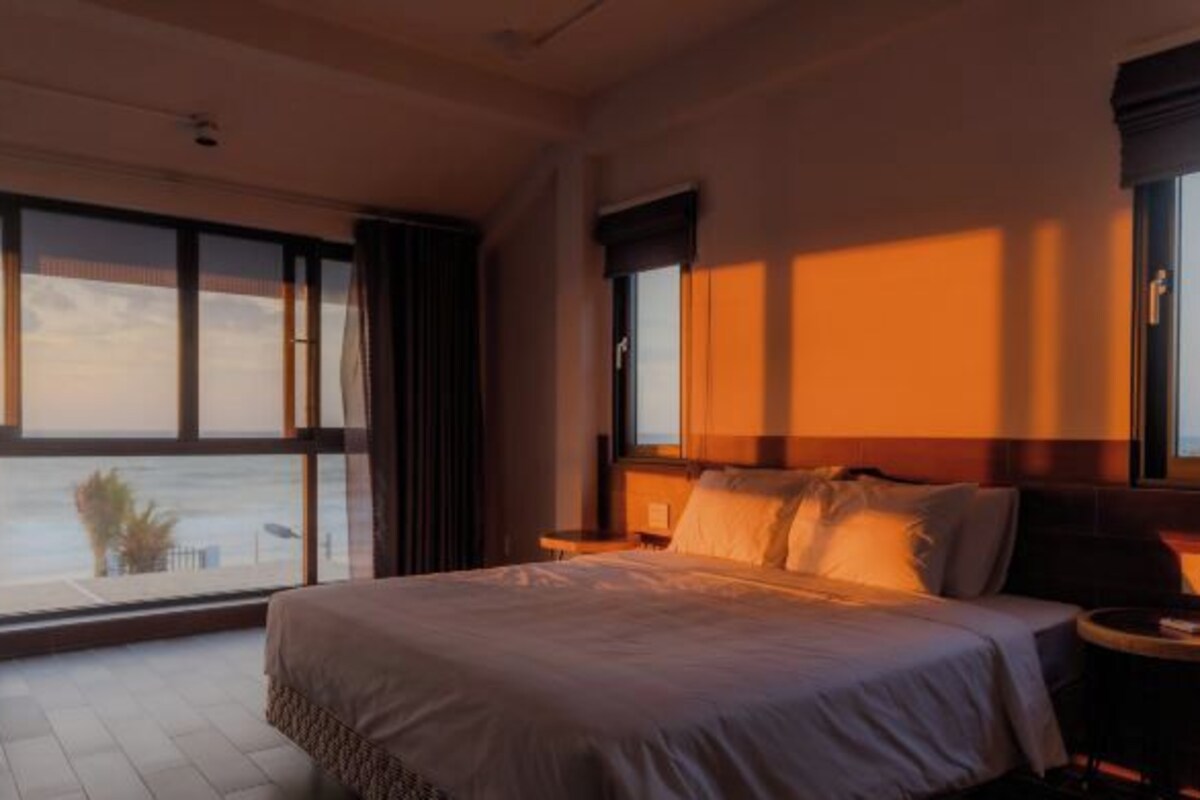 Beachfront 7 Bed Rooms With Pool