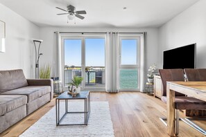 TV, DVD-spiller, bordtennis og bøker