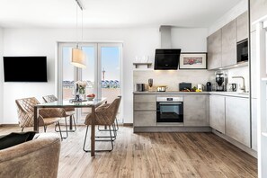 Wasserkocher mit Kaffee-/Teezubehör, Kühlschrank, Mikrowelle, Ofen