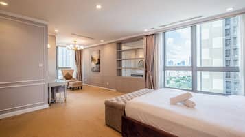 Departamento superior, 2 habitaciones, balcón, vista a la ciudad | Ropa de cama hipoalergénica, minibar y decoración personalizada