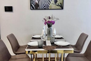 Restaurant - Modern 1Br, Queen, Gym, Pool,Central in Kileleshwa (Nairobi)