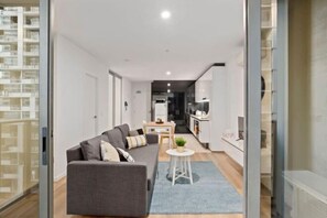 Room - Charming 2BR Apartment with Free Parking (Melbourne)