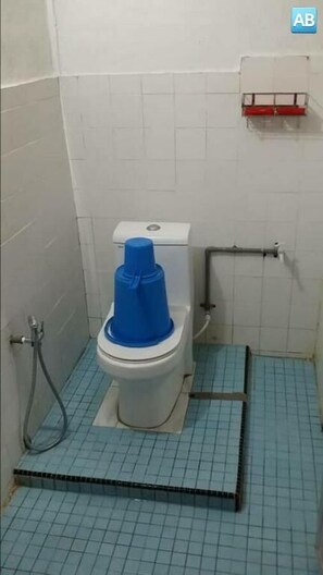 シャワー、タオル、石鹸、トイレットペーパ�ー