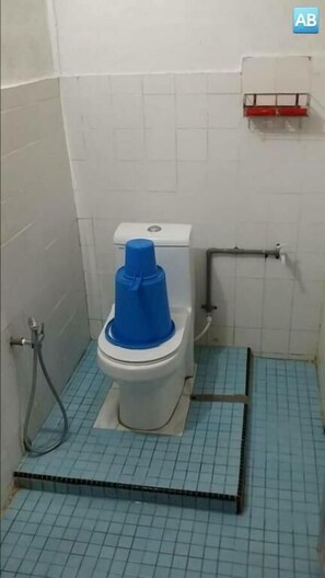 Douche, serviettes fournies, savon, papier toilette