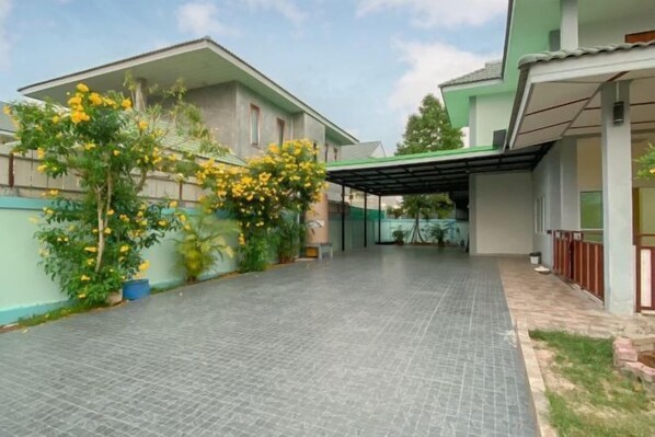 المنشأة من الخارج