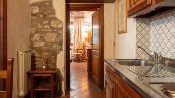 Kühlschrank, Herdplatte, Kochgeschirr/Geschirr/Besteck