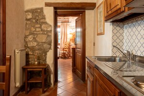 Frigorífico, placa de cocina y utensilios de cocina