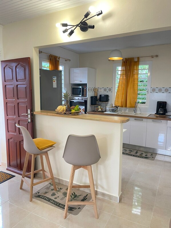 KĂŒhlschrank, Mikrowelle, Ofen, Herdplatte