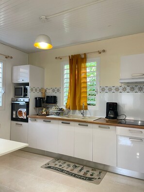 Fridge, microwave, oven, stovetop - House located 100 meters from one of the Caribbean's most beautiful beaches (Sainte-Anne)