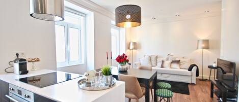 Een koelkast, een magnetron, een oven, een kookplaat