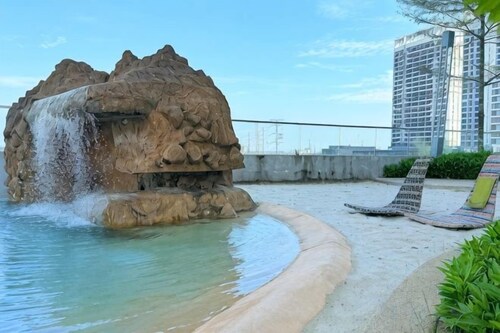 Macrolink 2B2R 7 pax Condo Medini near legoland