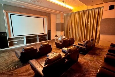 Macrolink 2B2R 7 pax Condo Medini near legoland