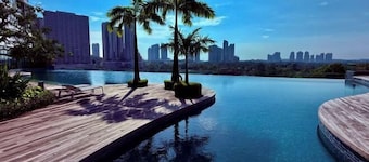 Macrolink 2B2R 7 pax Condo Medini near legoland