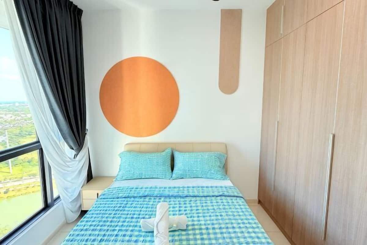 Une chambre Ă coucher comprenant un lit, une grande fenĂȘtre, une armoire et un Ă©lĂ©ment de dĂ©coration murale de forme circulaire.