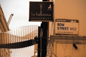 تفاصيل الفندق من الخارج