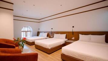 Family Room | Minibar, desk, free WiFi