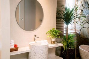 Ducha, artículos de higiene personal gratuitos y secador de pelo