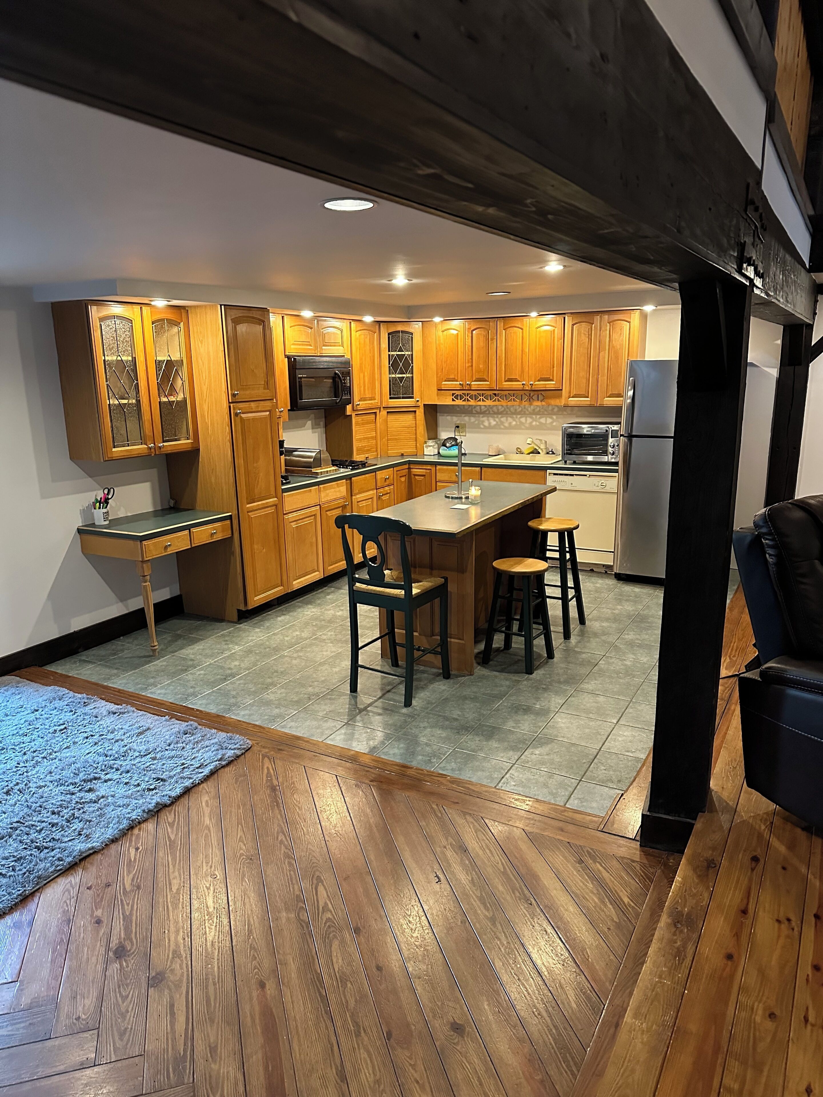 ثلاجة، ميكروويف، موقد طهي مسطح، ماكينة لصنع القهوة/الشاي