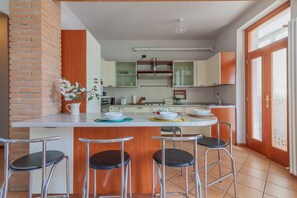 Kühlschrank, Mikrowelle, Ofen, Geschirrspüler