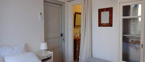 Habitación doble, vista al jardín | Escritorio y wifi gratis