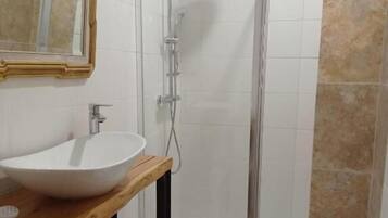Chambre Double Classique, vue ville | Salle de bain | SĂšche-cheveux, serviettes fournies, savon, shampoing