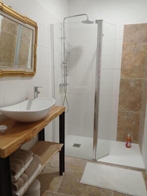 Classic Double Room, City View | Bathroom - Les Coulisses du Chteau (Negrepelisse)