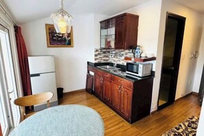 Cribs/infant beds