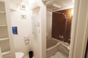 A bathroom with a bathtub, a toilet, and a shower area. - HAMA HILLS Shinjuku ANNEX (Tokyo)