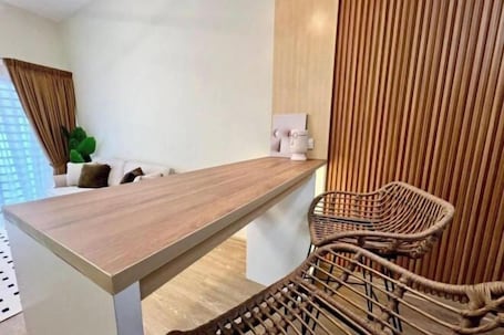 Restaurantes. PoloStay Landed House 4 Room for 10 pax