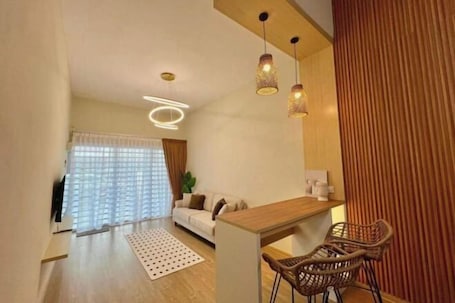 Habitación. PoloStay Landed House 4 Room for 10 pax